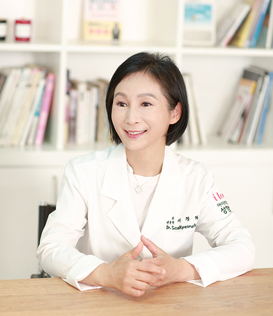 아이러브강남의원 서경희 원장 상담 진료 모습