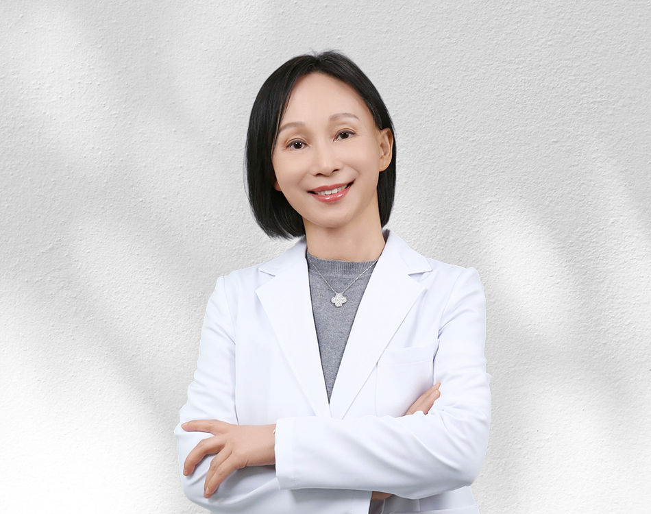 비절개 코성형 상담 중인 원장과 환자의 코 라인 클로즈업 이미지